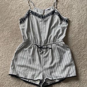 Black and white patterned romper, key hole opening in back, with pockets